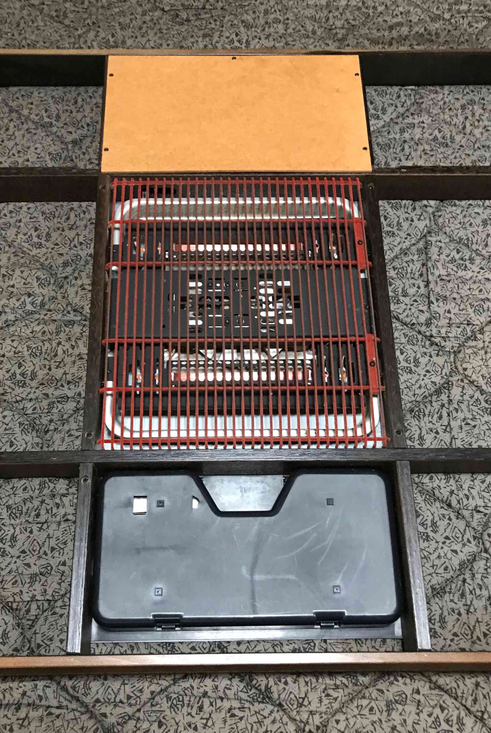 電気コタツのヒーター交換 Renewal of an electric heater attached to the underside of